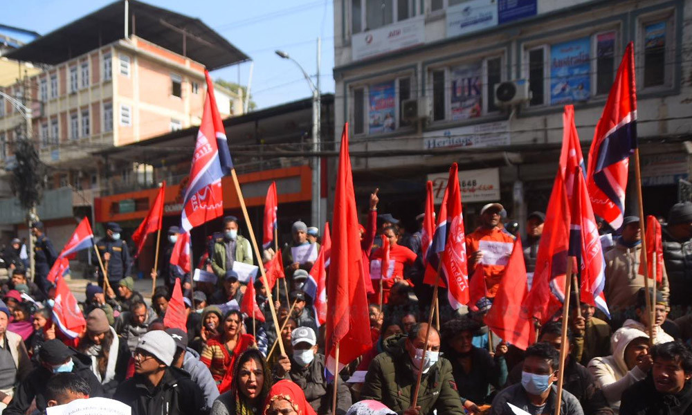 काठमाडौं महानगरको कार्यालय अगाडी सडक व्यवसायीहरुकाे प्रदर्शन