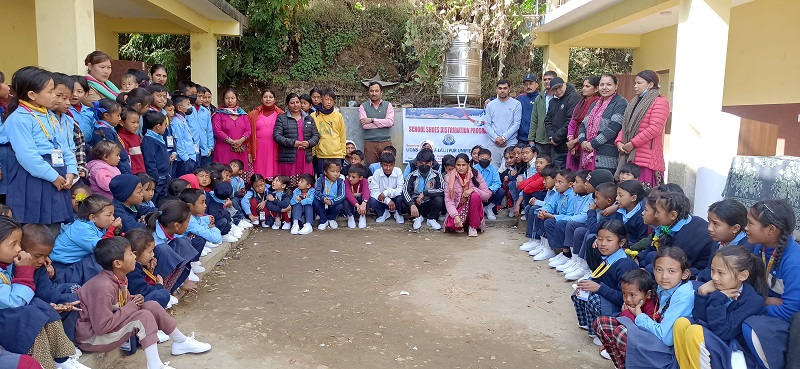 भट्टेडाँडाको सातकन्या आधारभूत विद्यालयका विद्यार्थीलाई स्कुल जुत्ता प्रदान 